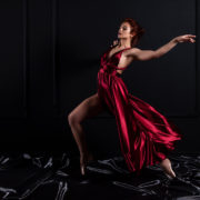 Als Frau zu groß für diese Welt. Aus einem unbeweglichen Rausch in eine bewegende Zukunft. The Bold Woman