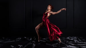 Als Frau zu groß für diese Welt. Aus einem unbeweglichen Rausch in eine bewegende Zukunft. The Bold Woman