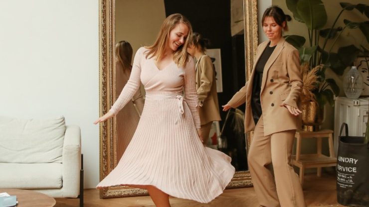 Frauen vor einem Spiegel