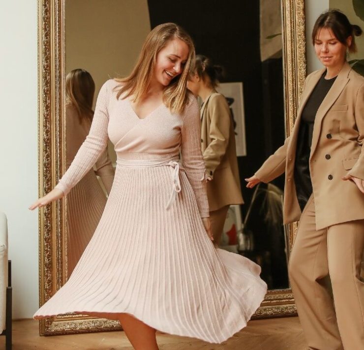 Frauen vor einem Spiegel