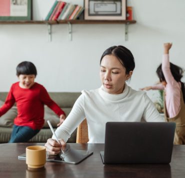 Mutter im Homeoffice