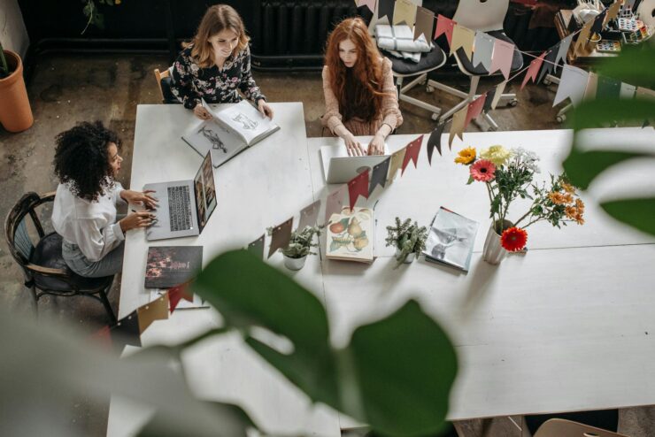 Nachhaltig führen: 10 unverzichtbare Trends für 2025 woman sitting at a table working together